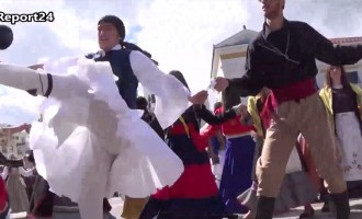 Έτσι χορεύουν τα παλικάρια και τιμούν τους προγόνους μας (βίντεο)