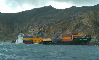 Στα βράχια της Μυκόνου προσάραξε τουρκικό εμπορικό πλοίο (βίντεο)