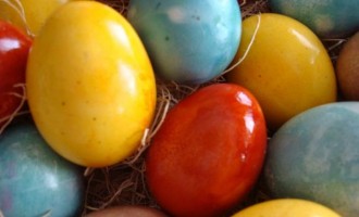 Βάψτε τα αυγά σας με παντζάρι, κουρκουμά και κόκκινο λάχανο