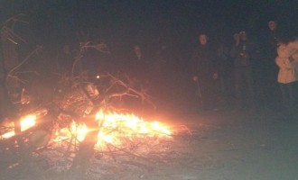 Οι ρωσόφωνοι άναψαν φωτιές γύρω από το αεροδρόμιο που κατέλαβαν οι Ουκρανοί