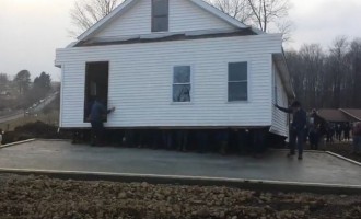 Πήραν το σπίτι στα… χέρια και το πήγαν στη θέση του (βίντεο)