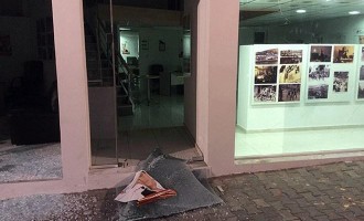 Επιθέσεις σε εκλογικά κέντρα στο Βύρωνα (εικόνες)