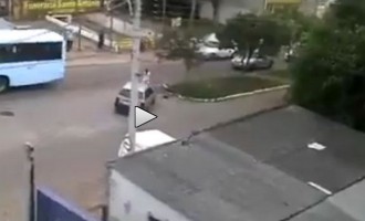 Τον πάτησε 5 φορές με το αυτοκίνητο γιατί τσακώθηκαν (βίντεο)