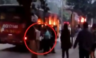Βίντεο σοκ: 20 επιβάτες κινδυνεύουν να καούν σε λεωφορείο που φλέγεται