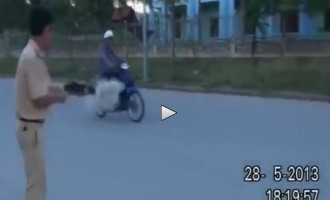 Βιετνάμ: Με όπλο – δίχτυ πιάνουν τους παράνομους μηχανόβιους (βίντεο)