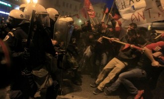 Ξύλο και δακρυγόνα στην απαγορευμένη διαδήλωση στο κέντρο της Αθήνας