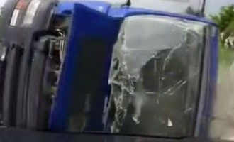 Απίστευτα τρακαρίσματα με φορτηγά (βίντεο)