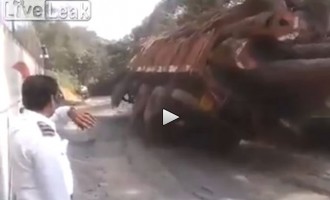 Απίστευτο ατύχημα με φορτηγό που πέφτει σε γκρεμό (βίντεο)