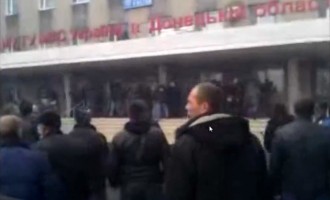 Οι Ρωσόφωνοι πολιορκούν το αστυνομικό τμήμα της Γκορλόβκα