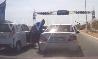 Καζακστάν: Τέτοιο καβγά με… αυτοκίνητα δεν έχετε ξαναδεί (βίντεο)