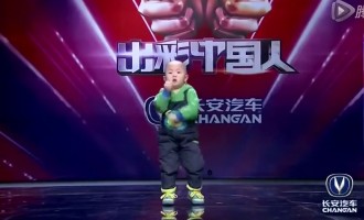 Δείτε τον 3χρονο αστέρα της κινέζικης σόου μπιζ (βίντεο)