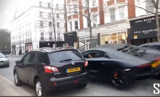 Λαμποργκίνι τρακάρει 3 αυτοκίνητα  σε δρόμο του Λονδίνου (βίντεο)