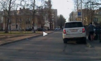 Δείτε την ατάραχη ρωσίδα οδηγό που τραυμάτισε πεζή (βίντεο)