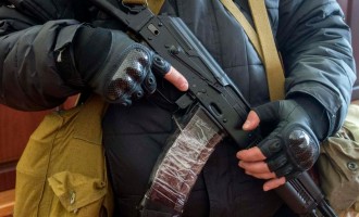 Ουκρανία: Καλούν τους Ρώσους στο Λουγκάντσκ να παραδώσουν τα όπλα
