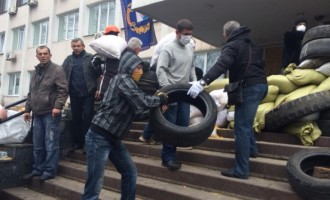Οι ρωσόφωνοι ενισχύουν τα οδοφράγματα στη Μαριούπολη