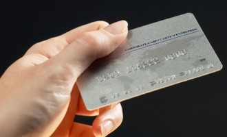Είσαι κάτοχος πιστωτικής κάρτας; Προσοχή στα επιτόκια!