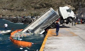 Νταλίκα έπεσε στο λιμάνι της Σαντορίνης