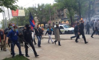 Βίντεο και φωτογραφίες από τις οδομαχίες στο Ντονέτσκ μεταξύ Ρώσων και Ουκρανών