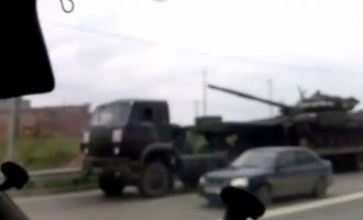 EKTAKTO: Ρωσικά τανκς κατευθύνονται στα σύνορα με την Ουκρανία