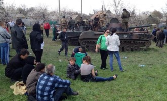 Οι “τρομοκράτες” κάνουν… πικ νικ δίπλα στα ουκρανικά τανκς