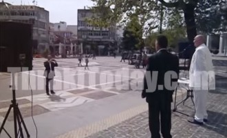 Απίστευτο ΒΙΝΤΕΟ: Υποψήφιος έβγαλε λόγο σε άδεια πλατεία