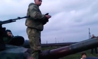 Οι Ρώσοι μπλόκαραν τανκς των Ουκρανών έξω από το Ντονέτσκ (βίντεο)