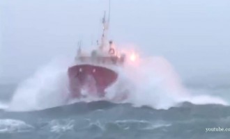 Δαμάζοντας τα κύματα στην “τέλεια καταιγίδα” (βίντεο)