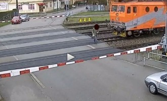 Παραλίγο να τον πατήσει το τρένο (βίντεο)