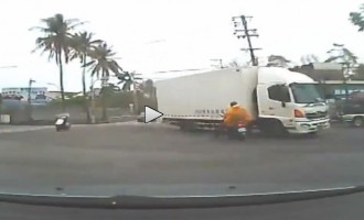 Έπεσε σε φορτηγό, τον πάτησε αυτοκίνητο και βγήκε σώος (βίντεο)