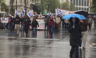 Υπό καταρρακτώδη βροχή η διαδήλωση κατά της Μέρκελ