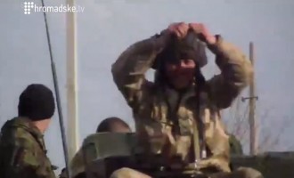 “Σαλταρισμένος” Ουκρανός στρατιώτης απειλούσε πολίτες με χειροβομβίδα (βίντεο)