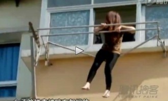 Κίνα: Ήθελε να αυτοκτονήσει και την έσωσαν τα κάγκελα (βίντεο)