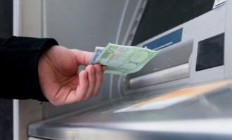 Με υπογραφή Τσακαλώτου συνεχίζεται η ανάληψη των 60 ευρώ από τα ATMs
