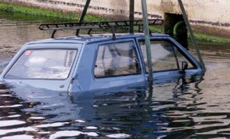 Μακάβριο εύρημα στο λιμάνι του Λαυρίου: Αυτοκίνητο με ανθρώπινα οστά ανασύρθηκε από τον βυθό της θάλασσας