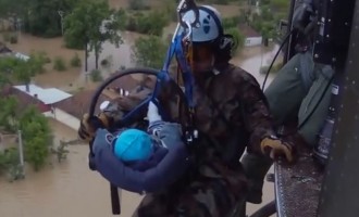 Βιβλική καταστροφή στην Βοσνία από τις πλημμύρες (βίντεο)