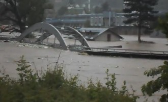 Βοσνία: Κόπηκαν δρόμοι και γκρεμίστηκαν γέφυρες από τις πλημμύρες (βίντεο)