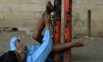 Βομβάη: Αλυσοδένει την εγγονή της για να μπορεί να δουλέψει (βίντεο)
