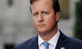 Κάμερον: Απειλεί με έξοδο της Βρετανίας από την ΕΕ αν εκλεγεί ο Γιούνκερ