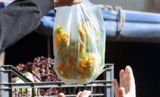 Οι παραγωγοί μοιράζουν φρούτα και λαχανικά στα διόδια Αφιδνών