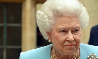 Μαθητές πίστευαν ότι η φωτογραφία της Βασίλισσας Ελισάβετ έδειχνε την… Μέρκελ
