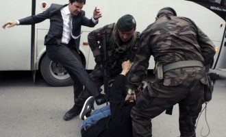 Ο Ερντογάν απέλυσε τον σύμβουλό του που κλωτσούσε διαδηλωτή (βίντεο)