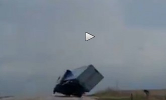 Ισχυρός άνεμος παρασέρνει… τριαξονικό φορτηγό (βίντεο)
