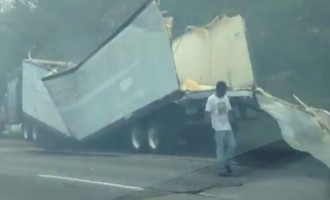 Αυτό το φορτηγό διαλύθηκε  όταν βρήκε σε χαμηλή γέφυρα (βίντεο)