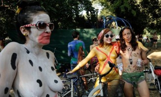 Ποδηλάτες: Θα βγουν από τα ρούχα τους για.. καλό σκοπό