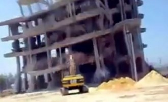 5όροφο κτίριο πέφτει πάνω στον εργάτη (βίντεο)