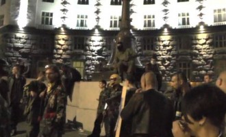 Βίντεο από τα επεισόδια και την πολιορκία του υπουργικού συμβουλίου στο Κίεβο