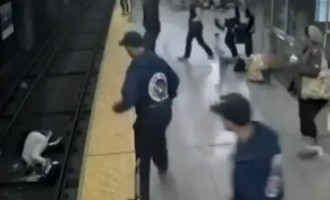 ΗΠΑ: Πανικός όταν γυναίκα έπεσε στις γραμμές του μετρό (βίντεο)