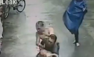 Κίνα: Μωρό έπεσε από τον δεύτερο όροφο (βίντεο)