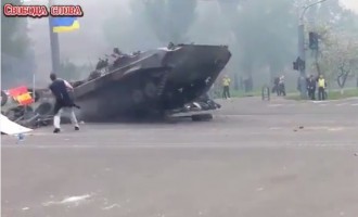 Εντυπωσιακό βίντεο με ουκρανικά άρματα μάχης να περνάνε πάνω από οδοφράγματα