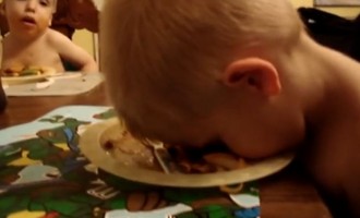 Μικρό παιδί κοιμάται πάνω στην… μακαρονάδα (βίντεο)